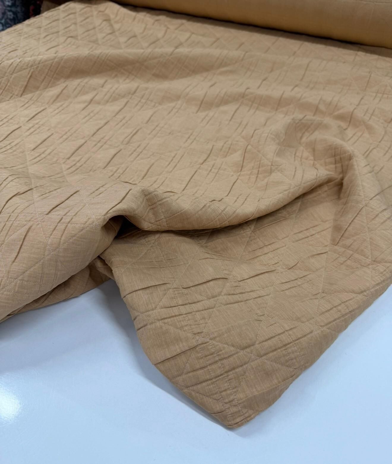 Beige Kapitone