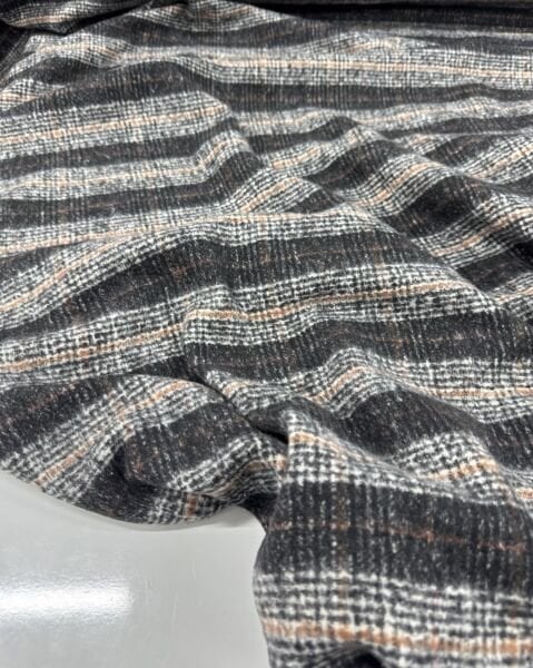 Çizgili Kahve Oduncu